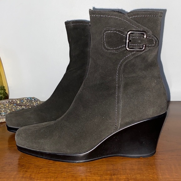 La Canadienne
Geri Waterproof Suede Wedge Bootie - Picture 11 of 11